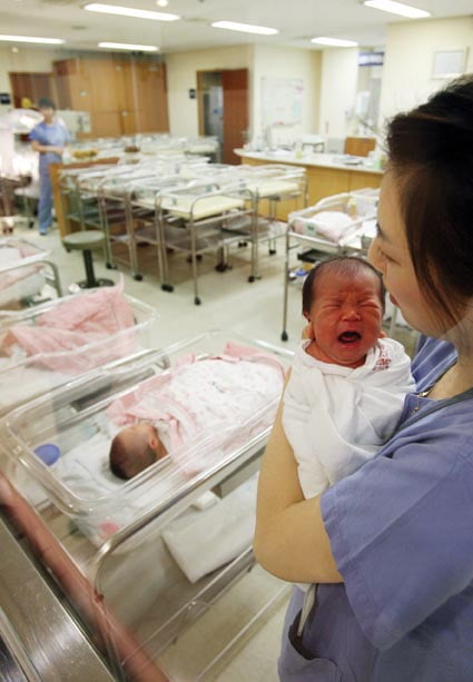 한국 출산율이 세계 최저(1.08명)를 기록한 가운데 8일 삼성제일병원 신상아실이 한산한 모습을 보이고 있다.
/허문찬기자  sweat@  20060508  