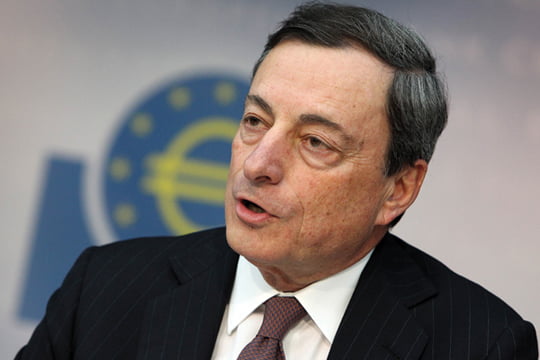 <YONHAP PHOTO-2705> Mario Draghi, President of the European Central Bank, ECB addresses a press conference following the meeting of the Governing Council in Frankfurt/Main, Germany, on April 4, 2013. The European Central Bank cannot step into the breach left by a lack of action by eurozone governments to solve the region's debt crisis, ECB chief Mario Draghi said on Thursday. AFP PHOTO / DANIEL ROLAND../2013-04-04 23:42:53/
<저작권자 ⓒ 1980-2013 ㈜연합뉴스. 무단 전재 재배포 금지.>
