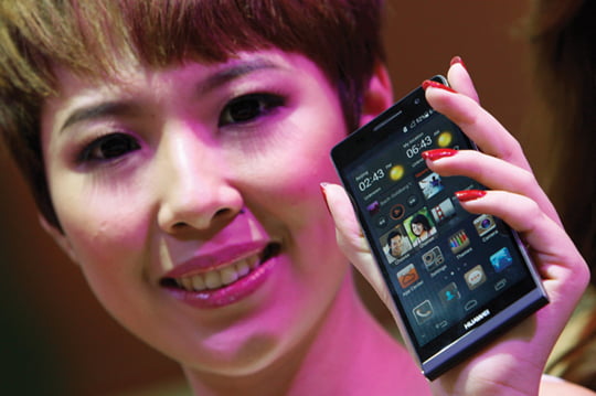 <YONHAP PHOTO-1153> A model presents the Huawei Ascend P6 Android-based smartphone during their launch at the CommunicAsia communication and information technology exhibition in Singapore June 19, 2013. The smartphone is the world's slimmest, featuring a 4.7-inch high definition in-cell display and weighs approximately 120g, according to press release. REUTERS/Edgar Su (SINGAPORE - Tags: SCIENCE TECHNOLOGY BUSINESS TELECOMS)/2013-06-19 14:27:25/
<저작권자 ⓒ 1980-2013 ㈜연합뉴스. 무단 전재 재배포 금지.>