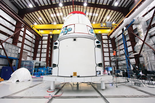 <YONHAP PHOTO-0292> The Space Exploration Technologies, or SpaceX, Dragon spacecraft stands inside a processing hangar at Cape Canaveral Air Force Station in Florida in this undated picture. NASA and its international partners are targeting Friday, March 1, 2013 as the launch date for the next cargo resupply flight to the International Space Station by SpaceX.  SpaceX's Dragon capsule will be filled with about 1,200 pounds of supplies for the space station crew and experiments being conducted aboard the orbiting laboratory.   REUTERS/Kim Shiflett/NASA/Handout (UNITED STATES - Tags: SCIENCE TECHNOLOGY) FOR EDITORIAL USE ONLY. NOT FOR SALE FOR MARKETING OR ADVERTISING CAMPAIGNS. THIS IMAGE HAS BEEN SUPPLIED BY A THIRD PARTY. IT IS DISTRIBUTED, EXACTLY AS RECEIVED BY REUTERS, AS A SERVICE TO CLIENTS/2013-02-20 07:53:40/
<????沅??? ?? 1980-2013 ???고?⑸?댁?? 臾대? ??? ?щ같? 湲?吏?.>