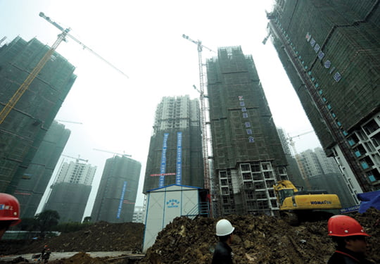 <YONHAP PHOTO-2110> (101202) -- CHONGQING, Dec. 2, 2010 (Xinhua) -- Photo taken on Dec. 2, 2010 shows the buidling site of public-rent apartments in Chongqing Municipality, southwest China. It is said that the first batch of public-rent apartments in Chongqing will put into use at the end of next year, which could provide houses for 12,000-15,000 low-income families. In the next three years, a huge building project of public-rent apartments will be carried out in Chongqing to tackle the housing problem for the low-and middle-income people whose number accounts for 30%-40% of the population in Chongqing's urban areas.
 (Xinhua/Zhou Hengyi) (hdt)
/2010-12-02 21:32:54/
<저작권자 ⓒ 1980-2010 ㈜연합뉴스. 무단 전재 재배포 금지.>