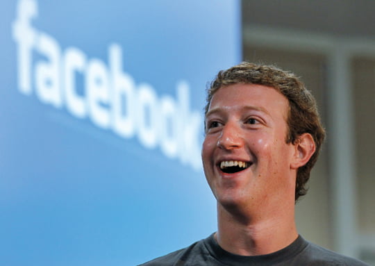 <YONHAP PHOTO-0583> Mark Zuckerberg, founder and chief executive officer of Facebook Inc., smiles during a news conference at the company's headquarters in Palo Alto, California, U.S., on Wednesday, Oct. 6, 2010. Facebook Inc., the world's largest social-networking service, added new ways to monitor personal data on the site and updated a feature called Groups that makes it easier to interact with smaller clusters of friends. Photographer: Tony Avelar/Bloomberg *** Local Caption *** Mark Zuckerberg/2010-10-07 06:48:12/
<저작권자 ⓒ 1980-2010 ㈜연합뉴스. 무단 전재 재배포 금지.>