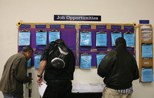 <YONHAP PHOTO-0150> OAKLAND, CA - JANUARY 09: Job seekers look through job listings at the East Bay Works One-Stop Career Center January 9, 2009 in Oakland, California. The unemployment rate in the U.S. surged to 7.2 percent in December, reaching its highest level in 16 years.   Justin Sullivan/Getty Images/AFP

== FOR NEWSPAPERS, INTERNET, TELCOS & TELEVISION USE ONLY ==

/2009-01-10 05:29:31/
<저작권자 ⓒ 1980-2009 ㈜연합뉴스. 무단 전재 재배포 금지.>