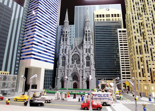 <YONHAP PHOTO-0301> A model of St. Patrick's Cathedral built in LEGO pieces is surrounded by other New York City landmarks after an intricately detailed 12 foot-tall model of One World Trade Center built out of more than 4,000 LEGO bricks is unveiled at LEGOLAND Discovery Center in Yonkers, New York on June 28, 2013. LEGOLAND Discovery Center Westchester is a $12 million, 32,300 square-foot indoor attraction geared towards children ages 3-10 and their families.    UPI/John Angelillo/2013-06-29 06:56:10/
<저작권자 ⓒ 1980-2013 ㈜연합뉴스. 무단 전재 재배포 금지.>