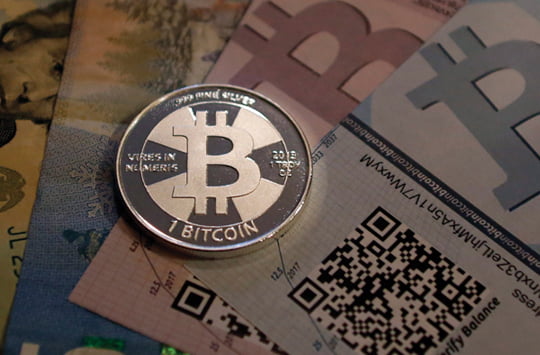 <YONHAP PHOTO-0131> One of Bitcoin enthusiast Mike Caldwell's coins in this photo illustration at his office in Sandy, Utah, September 17, 2013. Bitcoins, touted by some experts as the future of money, gained in prominence during Europe's financial crisis as more people questioned the safety of holding their cash in the bank. Cameron and Tyler Winklevoss, currently making headlines with plans to launch a Bitcoin fund, said on Tuesday that they could see the digital currency becoming a country's official money.     REUTERS/Jim Urquhart (UNITED STATES - Tags: BUSINESS SOCIETY)/2013-09-19 05:53:04/
<저작권자 ⓒ 1980-2013 ㈜연합뉴스. 무단 전재 재배포 금지.>