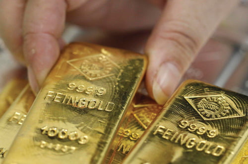 <YONHAP PHOTO-2342> An employee picks up a gold bar at the Austrian Gold and Silver Separating Plant 'Oegussa' in Vienna August 26, 2011. Oegussa processes some 100 tons of various precious metals and generates a turnover of 300 million euros a year.  REUTERS/Lisi Niesner (AUSTRIA - Tags: BUSINESS)/2011-08-26 23:10:59/
<저작권자 ⓒ 1980-2011 ㈜연합뉴스. 무단 전재 재배포 금지.>