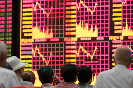 <YONHAP PHOTO-1692> People look at an electronic board at a brokerage house in Shanghai July 26, 2010. China's key stock index rose for a sixth day on a row on Monday, climbing 0.7 percent to its highest close in a month, boosted by expectations of looser economic policies this year and stronger overseas markets. REUTERS/Aly Song (CHINA - Tags: BUSINESS)/2010-07-26 21:29:42/
<저작권자 ⓒ 1980-2010 ㈜연합뉴스. 무단 전재 재배포 금지.>