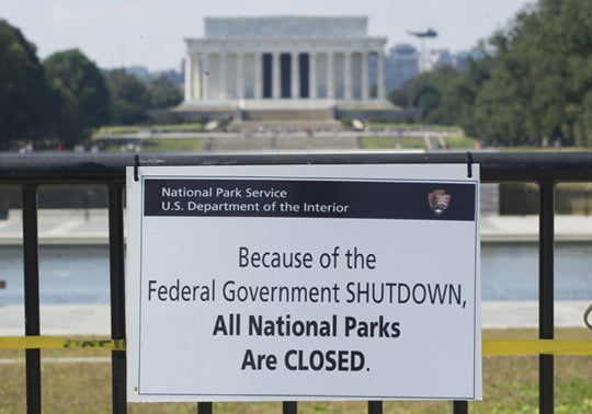 <YONHAP PHOTO-0118> A closure sign is seen near the Lincoln Memorial after the government shutdown closed sections of the National Mall in Washington, D.C. on October 1, 2013.  The National Mall, monuments and nationals parks,  as well as large sections of the government, are closed due to a government shut down after Congress failed to agree on a budget bill. UPI/Kevin Dietsch/2013-10-02 06:05:47/
<????沅??? ?? 1980-2013 ???고?⑸?댁?? 臾대? ??? ?щ같? 湲?吏?.>