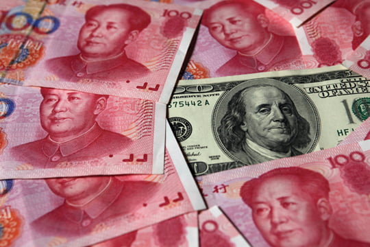 <YONHAP PHOTO-0502> A U.S. $100 banknote is placed next to 100 yuan banknotes in this picture illustration taken in Beijing October 16, 2010. The United States fired the first shot in the currency war and the rest of the world must be on guard for its deliberate strategy to devalue the dollar, a Chinese economist said in an official newspaper on Thursday. REUTERS/Petar Kujundzic (CHINA - Tags: BUSINESS IMAGES OF THE DAY)/2010-10-16 15:16:49/
<????沅??? ?? 1980-2010 ???고?⑸?댁?? 臾대? ??? ?щ같? 湲?吏?.>