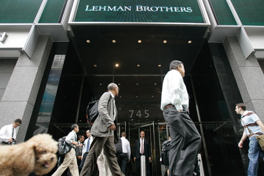  Morning commuters walk past the Lehman Brothers headquarters in New York, Tuesday, Sept. 16, 2008. U.S. stocks headed for a mixed open Tuesday, a day after Wall Street's worst day in years, as nervous investors awaited a decision from the Federal Reserve on interest rates. (AP Photo/Mary Altaffer)/2008-09-16 23:04:55/
