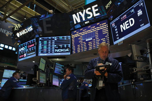 <YONHAP PHOTO-0227> Traders work on the floor of the New York Stock Exchange September 5, 2013.  REUTERS/Brendan McDermid (UNITED STATES - Tags: BUSINESS)/2013-09-06 06:59:10/
<????沅??? ?? 1980-2013 ???고?⑸?댁?? 臾대? ??? ?щ같? 湲?吏?.>