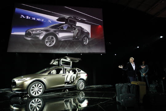 <YONHAP PHOTO-1357> Tesla CEO and co-founder Elon Musk unveils the Tesla Motors Model X electric vehicle at the Tesla Design Studio in Hawthorne, California February 9, 2012. Tesla Motors Inc on Thursday showed off a protoype of its Model X, a battery-powered SUV that represents the company's bet that consumers will buy a range of electric vehicles spun from a common platform. REUTERS/David McNew (UNITED STATES - Tags: TRANSPORT BUSINESS)/2012-02-10 17:18:59/
<????沅??? ?? 1980-2012 ???고?⑸?댁?? 臾대? ??? ?щ같? 湲?吏?.>