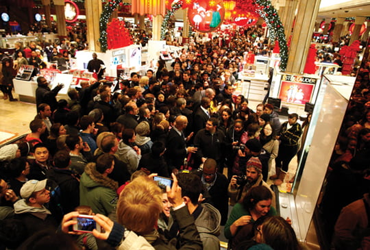 <YONHAP PHOTO-1222> Customers shop at Macy's department store in New York November 25, 2011. Stores looking to grab as big a piece as possible of what is expected to be a middling holiday shopping season pushed post-Thanksgiving openings into Thursday evening, getting an early start on "Black Friday," the traditional start to the U.S. holiday shopping season. REUTERS/Eric Thayer (UNITED STATES - Tags: BUSINESS)/2011-11-25 18:07:55/
<????沅??? ?? 1980-2011 ???고?⑸?댁?? 臾대? ??? ?щ같? 湲?吏?.>