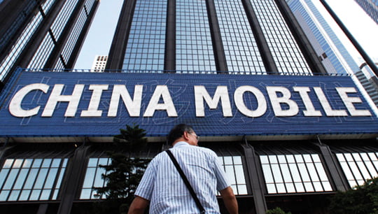 <YONHAP PHOTO-0366> A man stands in front of a China Mobile advertisement displayed outside a building in Hong Kong in this August 20, 2009 file photograph. China Mobile,the world's biggest carrier by number of subscribers, is set to post its slowest quarterly growth in almost two years on March 15, 2012, due to weak user rates, though the pace might pick up later this year if it attracts higher-end users with a network upgrade and lands an iPhone contract. REUTERS/Aaron Tam/Files  (CHINA - Tags: BUSINESS TELECOMS)/2012-03-15 09:02:32/
<저작권자 ⓒ 1980-2012 ㈜연합뉴스. 무단 전재 재배포 금지.>