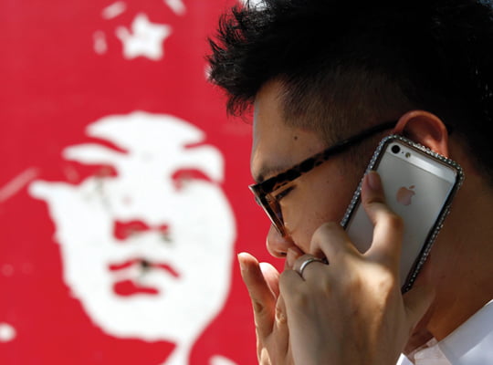 <YONHAP PHOTO-0297> A man talks on an iPhone in Beijing, in this file picture taken July 24, 2013. The stars may finally be aligning for a long-awaited deal between Apple Inc and China Mobile Ltd, the world's biggest mobile carrier, that could help the iPhone maker claw back lost ground in its most important growth market.      REUTERS/Kim Kyung-Hoon/Files (CHINA - Tags: BUSINESS TELECOMS SCIENCE TECHNOLOGY)/2013-08-15 06:06:32/
<저작권자 ⓒ 1980-2013 ㈜연합뉴스. 무단 전재 재배포 금지.>