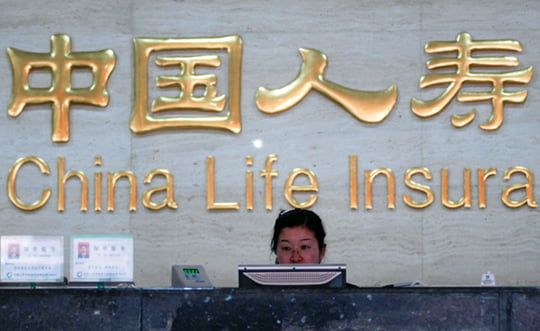 <YONHAP PHOTO-0499> An employee works behind the counter inside a China Life Insurance Co. branch in Nanjing, east China's Jiangsu province, January 8, 2007. China Life Insurance Co., the country's biggest life insurer, said on Sunday that it would list its shares on the Shanghai Stock Exchange on Tuesday. REUTERS/Leo Lang (CHINA)/2007-01-08 15:17:17/
<저작권자 ⓒ 1980-2007 ㈜연합뉴스. 무단 전재 재배포 금지.>