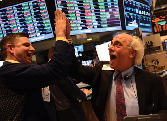 <YONHAP PHOTO-0482> Traders react by the end of trade at the New York Stock Exchange in New York, March 5, 2013. The Dow Jones industrial average surged to a record high at the opening bell, surpassing a key level in its recovery from the 2008 financial meltdown. The Dow Jones closed at 14253.77 points topping the previous record high of 14,164 achieved on October 9, 2007.AFP PHOTO/EMMANUEL DUNAND../2013-03-06 07:04:54/
<저작권자 ⓒ 1980-2013 ㈜연합뉴스. 무단 전재 재배포 금지.>