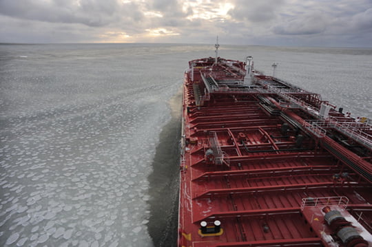 북극항로 시범운항에 나선 스테나폴라리스가 10월 4일 팬케이크 얼음으로 가득찬 바다를 가르며 항해하고 있다 /신경훈 기자 nicerpeteter@hankyung.com
