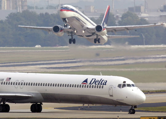 **FILE  **A  jet taxis to the terminal as another takes off at Hartsfield Jackson Atlanta International Airport Wednesday, Oct. 27, 2004 in Atlanta.  Hartsfield-Jackson Atlanta International Airport is in the midst of a $6 billion airport expansion, but the major upgrade doesn't include plans to accommodate routine A380 flights.  (AP Photo/John Bazemore)



<저작권자 ⓒ 2005 연 합 뉴 스. 무단전재-재배포 금지.>



Copyright 2004 Yonhap News Agency All rights reserved.