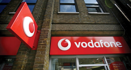 <YONHAP PHOTO-1348> (FILES) A Vodafone store is pictured in London, on August 18, 2008. British mobile phone company Vodafone said on Tuesday November 11, 2008, that its net profit had slumped 35 percent in the first half of its financial year. Vodafone said that it planned to cut costs by about one billion pounds annually from 2011, while the group downgraded its full-year revenue outlook. AFP PHOTO/BEN STANSALL/FILES
/2008-11-11 19:14:52/
<????沅??? ?? 1980-2008 ???고?⑸?댁?? 臾대? ??? ?щ같? 湲?吏?.>