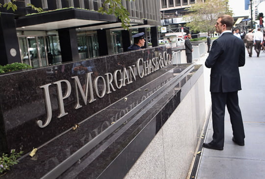 <YONHAP PHOTO-0348> NEW YORK, NY - JULY 13: A policeman stands outside JPMorgan Chase bank on Park Avenue in midtown Manhattan on July 13, 2012 in New York City. The bank, which reported its second-quarter results on Friday, disclosed that the losses on a credit bet could mount to more than $7 billion, as the nation???? largest bank indicated that traders may have intentionally tried to conceal the extent of the loss. JPMorgan also said Friday that it would be forced to restate its first-quarter results.   John Moore/Getty Images/AFP== FOR NEWSPAPERS, INTERNET, TELCOS & TELEVISION USE ONLY ==../2012-07-14 08:55:22/
<????沅??? ?? 1980-2012 ???고?⑸?댁?? 臾대? ??? ?щ같? 湲?吏?.>