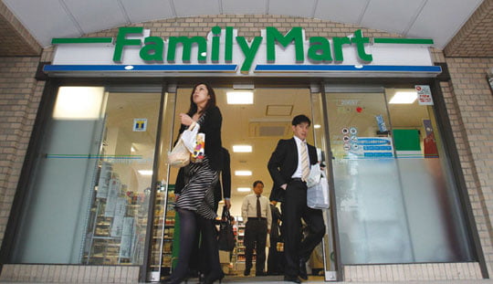 <YONHAP PHOTO-1478> People walk out from a FamilyMart convenience store in Tokyo November 25, 2010. FamilyMart Co, Japan's third-largest convenience store chain, will freeze the size of its loss-making U.S. business as it assesses its expansion strategy in the country, FamilyMart's President Junji Ueda told Reuters in an interview on Thursday. REUTERS/Yuriko Nakao (JAPAN - Tags: BUSINESS)/2010-11-25 17:23:16/
<????沅??? ?? 1980-2010 ???고?⑸?댁?? 臾대? ??? ?щ같? 湲?吏?.>