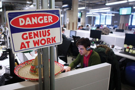 <YONHAP PHOTO-0214> A Groupon Inc. team member works at the company's headquarters in Chicago, Illinois, U.S., on Tuesday, Dec. 14, 2010. Groupon, the startup provider of online coupons with more than 35 million users, rejected a $6 billion offer from Google Inc. earlier this month, betting it can keep increasing its valuation. Photographer: Tim Boyle/Bloomberg/2010-12-15 06:36:46/
<????沅??? ?? 1980-2010 ???고?⑸?댁?? 臾대? ??? ?щ같? 湲?吏?.>