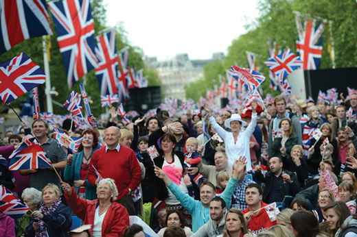 <YONHAP PHOTO-0261> Spectators cheer during the Queen's jubilee concert on the Mall outside Buckingham Palace in London, on June 4, 2012. A chain of more than 4,200 beacons began to flare across the globe on June 4 to mark Queen Elizabeth II's diamond jubilee, with the last to be lit by the monarch at a star-studded concert at Buckingham Palace. AFP PHOTO / ADRIAN DENNIS../2012-06-05 05:41:25/
<????沅??? ?? 1980-2012 ???고?⑸?댁?? 臾대? ??? ?щ같? 湲?吏?.>