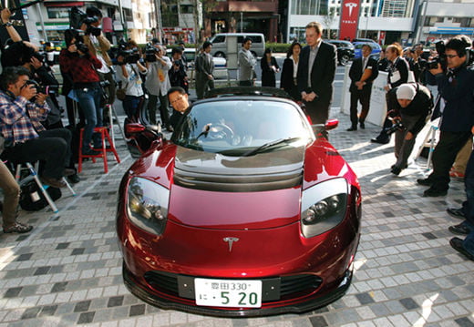 <YONHAP PHOTO-1382> Toyota Motor Corp President Akio Toyoda gets out of a Tesla Motor's Roadstar electric car with Tesla Motors Chief Exective Officer Elon Musk (behind car) upon their arrival at a news conference in Tokyo November 12, 2010. Musk handed over the keys of the two-seater sports car made by the startup to Toyoda on Friday as they appeared in front of media for the first time since their shock tie-up in May. REUTERS/Issei Kato (JAPAN - Tags: TRANSPORT BUSINESS EMPLOYMENT)/2010-11-12 14:49:40/
<????沅??? ?? 1980-2010 ???고?⑸?댁?? 臾대? ??? ?щ같? 湲?吏?.>