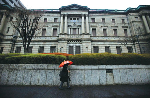 <YONHAP PHOTO-0745> A woman walks past the Bank of Japan headquarters in Tokyo March 23, 2012. Japan's government on Friday nominated BNP Paribas Co chief economist Ryutaro Kono, a regular member of various advisory panels, to join the Bank of Japan's nine-member policy-setting board.   REUTERS/Toru Hanai (JAPAN - Tags: BUSINESS)/2012-03-23 14:22:08/
<????沅??? ?? 1980-2012 ???고?⑸?댁?? 臾대? ??? ?щ같? 湲?吏?.>