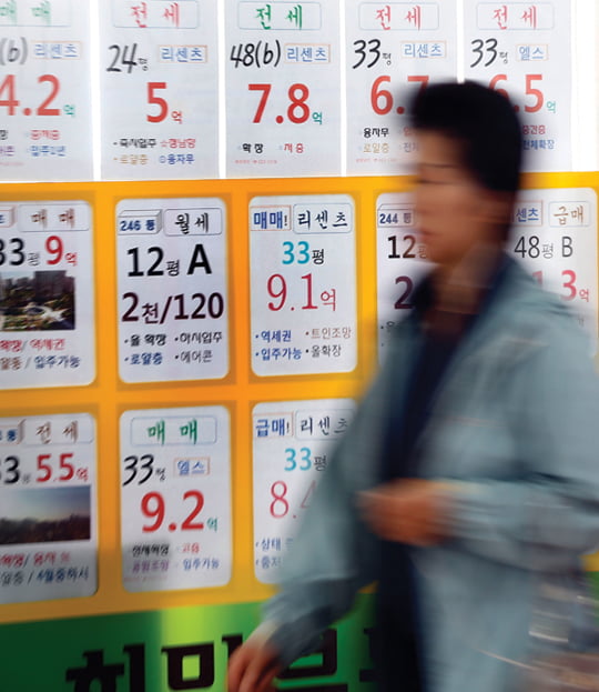 <YONHAP PHOTO-0666> 수도권 전세가 58주 연속 상승 

    (서울=연합뉴스) 이상학 기자 = 1년 넘게 전셋값 상승세가 지루하게 이어지며 전셋값 고공행진이 역대 최장 기록 돌파를 눈앞에 뒀다.10월 첫째주 기준으로 수도권 전세가는 58주 연속 올라 사상 최장 기록 수립 초읽기에 들어갔다. 6일 서울 송파구 잠실 부동산 매장에 다양한 매물이 표시되어 있다. 2013.10.6

    leesh@yna.co.kr/2013-10-06 13:00:57/Media Only
<저작권자 ⓒ 1980-2013 ㈜연합뉴스. 무단 전재 재배포 금지.>