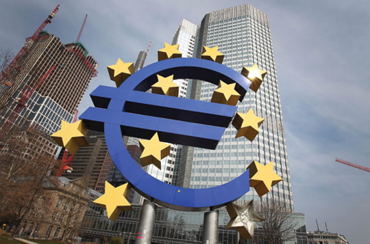 <YONHAP PHOTO-0473> (FILES) - Picture taken on April 4, 2013 shows the Euro logo in front of the European Central bank (ECB) in Frankfurt am Main, central Germany. The European Central Bank celebrates its 15th birthday on June 1, 2013. AFP PHOTO / DANIEL ROLAND../2013-05-30 07:09:22/
<저작권자 ⓒ 1980-2013 ㈜연합뉴스. 무단 전재 재배포 금지.>
