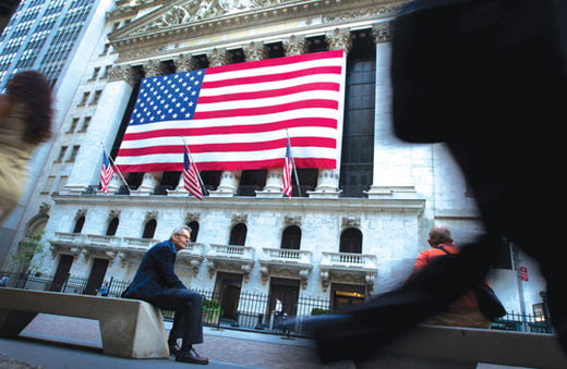 <YONHAP PHOTO-0522> A man sits on a bench in front of the New York Stock Exchange in New York, U.S., on Monday, Aug. 1, 2011. U.S. stocks slid after a gauge of American manufacturing trailed economists' forecasts, wiping out an early rally triggered by speculation lawmakers will vote in favor of a plan to raise the debt ceiling. Photographer: Jin Lee/Bloomberg/2011-08-02 08:05:42/
<????沅??? ?? 1980-2011 ???고?⑸?댁?? 臾대? ??? ?щ같? 湲?吏?.>