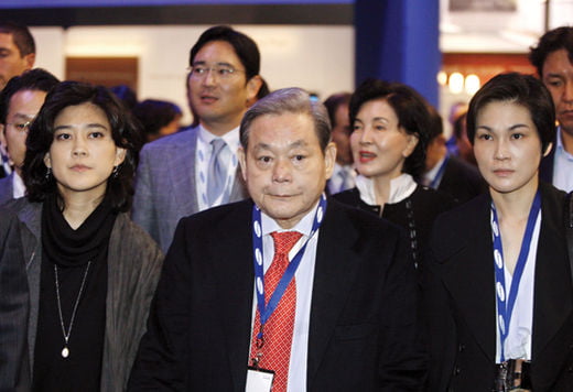 <YONHAP PHOTO-0588> CES 2010 참관하는 이건희 전 삼성그룹 회장 일가



    (라스베이거스=연합뉴스) 이건희 전 삼성그룹 회장이 9일(현지시간) 미국 라스베이거스의 가전전시회(CES 2010)를 찾아 가족과 함께 전시장을 참관하고 있다. 왼쪽부터 장녀 이부진 호텔신라 전무, 장남 이재용 삼성전자 부사장, 이 전 회장, 부인 홍라희 삼성미술관장, 차녀 이서현 제일모직 전무. << 삼성전자 >>  2010.1.10



    jobo@yna.co.kr/2010-01-10 13:25:29/

<저작권자 ⓒ 1980-2010 ㈜연합뉴스. 무단 전재 재배포 금지.>