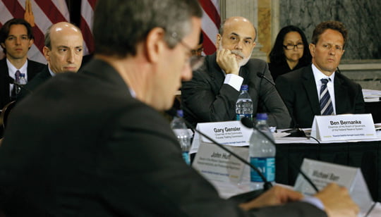 <YONHAP PHOTO-0429> WASHINGTON - NOVEMBER 23: Commodity Futures Trading Commission Chairman Gary Gensler (3rd L), Federal Reserve Bank Board of Governors Chairman Ben Bernanke (3rd R) and Treasury Secretary Timothy Geithner (R) participate in the open portion of a meeting of the Financial Stability Oversight Council at the Treasury Department November 23, 2010 in Washington, DC. Created by the Dodd-Frank Wall Street Reform and Consumer Protection Act, the council is charged with identifying and responding to emerging risks and threats to the financial stability of the United States.   Chip Somodevilla/Getty Images/AFP== FOR NEWSPAPERS, INTERNET, TELCOS & TELEVISION USE ONLY ==
/2010-11-24 05:57:59/
<????沅??? ?? 1980-2010 ???고?⑸?댁?? 臾대? ??? ?щ같? 湲?吏?.>