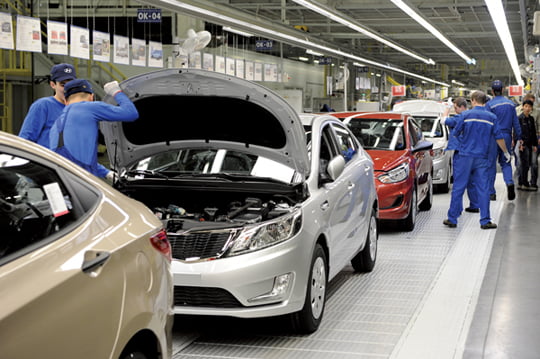 <YONHAP PHOTO-0258> ITAR-TASS: ST PETERSBURG, RUSSIA. DECEMBER 11, 2012. Hyundai Solaris cars at the assembly line at Hyundai Motor Manufacturing Rus (HMMR) plant (Hyundai Motor Company). (Photo ITAR-TASS/ Ruslan Shamukov)/2012-12-12 05:53:28/
<????沅??? ?? 1980-2012 ???고?⑸?댁?? 臾대? ??? ?щ같? 湲?吏?.>