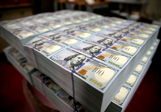 <YONHAP PHOTO-0238> WASHINGTON, DC - MAY 20: Newly redesigned $100 notes lay in stacks at the Bureau of Engraving and Printing on May 20, 2013 in Washington, DC. The one hundred dollar bills will be released this fall and has new security features, such as a duplicating portrait of Benjamin Franklin and microprinting added to make the bill more difficult to counterfeit.   Mark Wilson/Getty Images/AFP== FOR NEWSPAPERS, INTERNET, TELCOS & TELEVISION USE ONLY ==../2013-05-21 06:20:20/
<저작권자 ⓒ 1980-2013 ㈜연합뉴스. 무단 전재 재배포 금지.>
