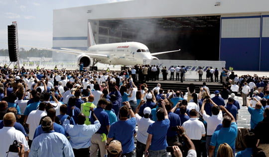 <YONHAP PHOTO-0225> The first 787 Dreamliner passenger jet to be assembled at Boeing's South Carolina facility is rolled out during a ceremony in North Charleston, April 27, 2012. Boeing Co on Friday unveiled the first 787 Dreamliner made in its new South Carolina assembly plant, a factory at the center of a bitter labor dispute last year and the site of a recent manufacturing glitch that threatened to disrupt the 787 production rate target. REUTERS/Mary Ann Chastain  (UNITED STATES - Tags: BUSINESS TRANSPORT)/2012-04-28 07:03:03/
<????沅??? ?? 1980-2012 ???고?⑸?댁?? 臾대? ??? ?щ같? 湲?吏?.>