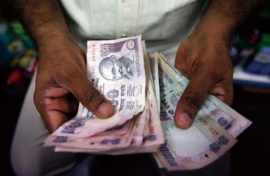 <YONHAP PHOTO-1112> A private money trader counts Indian Rupee currency notes at a shop in Mumbai, in this August 1, 2013 file photo. With only enough cash in the central bank to pay for seven months of imports, $172 billion of debt due in the current fiscal year and weak fund inflows, India's balance of payments position is undermining its ability to defend a tumbling rupee. To match INDIA-ECONOMY/PAYMENTS      REUTERS/Vivek Prakash/Files (INDIA - Tags: BUSINESS)/2013-08-12 14:12:23/
<????沅??? ?? 1980-2013 ???고?⑸?댁?? 臾대? ??? ?щ같? 湲?吏?.>