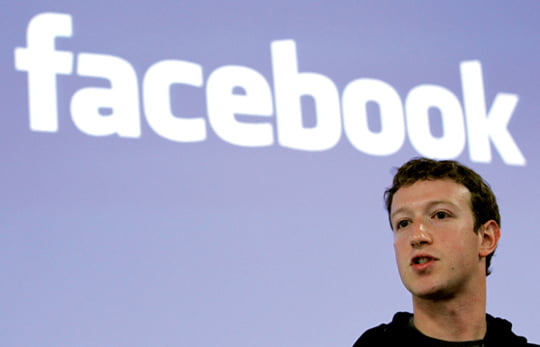 <YONHAP PHOTO-0276> Facebook CEO Mark Zuckerberg speaks during a news conference at Facebook headquarters in Palo Alto, California in this May 26, 2010 file photo. Facebook is preparing to file for an initial public offering as early as October or November that could value the popular social networking site at more than $100 billion, financial news channel CNBC reported on June 13, 2011. REUTERS/Robert Galbraith/Files  (UNITED STATES - Tags: SCI TECH HEADSHOT PROFILE BUSINESS)/2011-06-14 02:25:38/
<????沅??? ?? 1980-2011 ???고?⑸?댁?? 臾대? ??? ?щ같? 湲?吏?.>