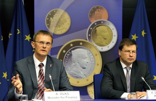 <YONHAP PHOTO-1754> Latvian Prime Minister Valdis Dombrovski (R) and Finance minister Andris Vilks (L) give a press conference on the adoption of the euro by Latvia on July 9, 2013 at the EU Headquarters in Brussels.    AFP PHOTO / GEORGES GOBET../2013-07-09 20:54:11/
<저작권자 ⓒ 1980-2013 ㈜연합뉴스. 무단 전재 재배포 금지.>
