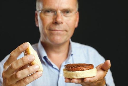 <YONHAP PHOTO-1466> Professor Mark Post shows the world's first lab-grown beef burger during a launch event in west London August 5, 2013. The in-vitro burger, cultured from cattle stem cells, the first example of what its creator says could provide an answer to global food shortages and help combat climate change, was fried in a pan and tasted by two volunteers. The burger is the result of years of research by Post, a vascular biologist at the University of Maastricht, who is working to show how meat grown in petri dishes might one day be a true alternative to meat from livestock.The meat in the burger has been made by knitting together around 20,000 strands of protein that has been cultured from cattle stem cells in Post's lab. REUTERS/David Parry/pool (BRITAIN - Tags: ANIMALS ENVIRONMENT FOOD SCIENCE TECHNOLOGY) FOR EDITORIAL USE ONLY. NOT FOR SALE FOR MARKETING OR ADVERTISING CAMPAIGNS/2013-08-05 23:30:55/
<저작권자 ⓒ 1980-2013 ㈜연합뉴스. 무단 전재 재배포 금지.>
