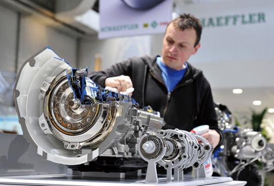 <YONHAP PHOTO-2288> A worker cleans a gearbox of German manufacturer Schaeffler at the Hanover Messe 2011 technology fair on April 3, 2011 in Hanover, central Germany. According to the organizers, exhibitors from 65 countries will present their latest products during the trade show running until April 8, 2011. France is this year's partner country.     AFP PHOTO    PATRICK LUX

/2011-04-03 22:44:31/
<저작권자 ⓒ 1980-2011 ㈜연합뉴스. 무단 전재 재배포 금지.>