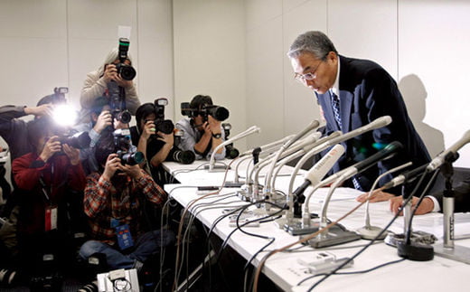<YONHAP PHOTO-0272> Elpida Memory Inc. President Yukio Sakamoto bows at the start of a news conference at the Tokyo Stock Exchange, in this file photo taken February 27, 2012. Once-dominant Japanese firms have been battered by rising costs and the investment clout of Samsung and Chang's Taiwan Semiconductor Manufacturing (TSMC). The Japanese have the technology, but the likes of Elpida Memory, a maker of DRAM memory chips for computers, and Renesas Electronics Corp, the world's leading maker of microcontroller chips for automobiles, just don't have the money to plough into the constant plant and technology upgrades. The world's top foundries are Taiwanese: TSMC and United Microelectronics (UMC). TSMC had revenue last year of $14.5 billion and a 49 percent market share, about four times the size of UMC, according to industry researcher Gartner. Then come GlobalFoundries, the former manufacturing arm of Advanced Micro Devices (AMD), which is backed by the Abu Dhabi sovereign fund and had revenue last year of $3.58 billion, China's SMIC and Israel's Towerjazz.    REUTERS/Issei Kato/Files (JAPAN - Tags: SCIENCE TECHNOLOGY BUSINESS)/2012-06-04 07:31:27/
<????沅??? ?? 1980-2012 ???고?⑸?댁?? 臾대? ??? ?щ같? 湲?吏?.>