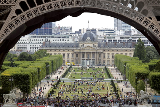 <YONHAP PHOTO-0038> A picture shows tourists on the Champs de Mars and under the Eiffel tower on August 2, 2010 in Paris.  AFP PHOTO / JOEL SAGET
/2010-08-03 00:41:11/
<????沅??? ?? 1980-2010 ???고?⑸?댁?? 臾대? ??? ?щ같? 湲?吏?.>