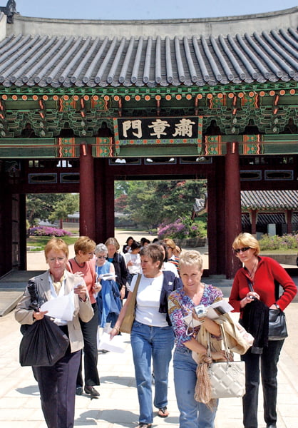 서울시는 외국인 서울체험의 첫행사로 29일 서울거주 외국인을 대상으로 창덕궁 비원등 투어를 실시하였다.
/김병언 기자 misaeon@                              