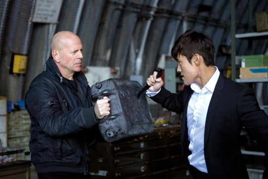 (L-R) BRUCE WILLIS and BYUNG HUN LEE star in RED 2
Photo: Frank Masi, SMPSP
?2013 Summit Entertainment, LLC.  All rights reserved.
