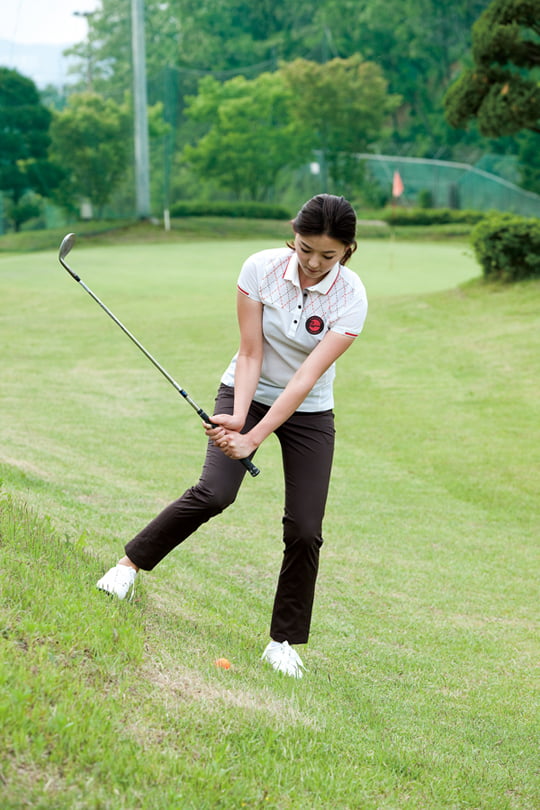 [Golf] 내리막 경사 어프로치, 체중 왼발에 두고 다운스윙 때 코킹 풀리지 않아야