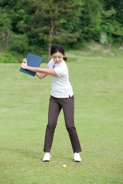 [Golf] 스쿠핑 고치기, 책을 그립 잡듯이 잡고 연습 스윙하면 효과적