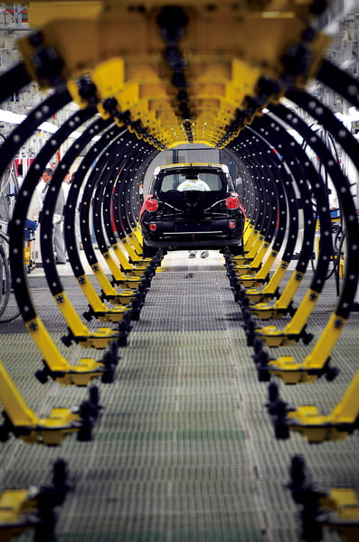 <YONHAP PHOTO-0232> A Fiat 500L automobile moves along the production line at the new Fiat Automobili Srbija facility in Kragujevac, Serbia, on Monday, April 16, 2012. Fiat's facility in Serbia is a joint venture with the Serbian government, created when the Italian carmaker took over the now defunct Zastava Automobili in Kragujevac, central Serbia, to become a 67 percent owner of Fiat Automobili Srbija. Photographer: Oliver Bunic/Bloomberg
/2012-04-17 08:08:45/
<저작권자 ⓒ 1980-2012 ㈜연합뉴스. 무단 전재 재배포 금지.>